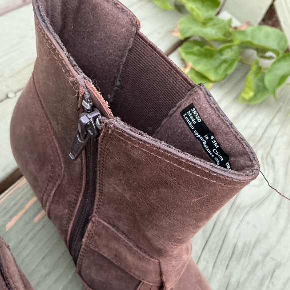 CLARKS Brown Leather Chelsea Zipper Buckle Ankle Boots Heels Women 6.5M  39320 - Picture 2 of 11